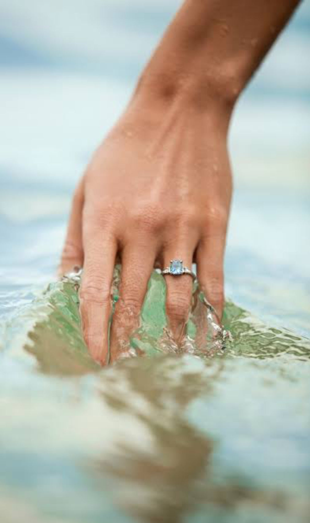 This beautiful silver ring features a delicate water diamond, its brilliance sparkling like light on the surface of water. The sleek silver band complements the diamond's clarity, creating a refined and elegant look.